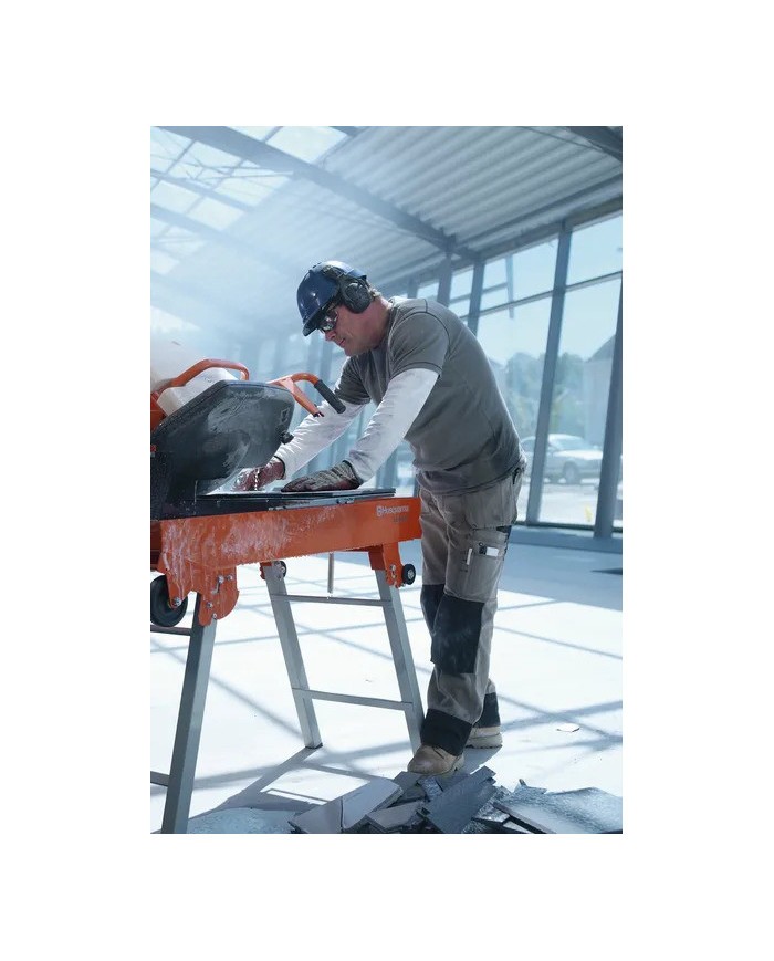 Piła stołowa Husqvarna TS 400F Husqvarna Construction - Dane techniczne:  Ciężar: 96 kg Moc: 2.2 kW Wymiary: 1120mm x 600mm x 60