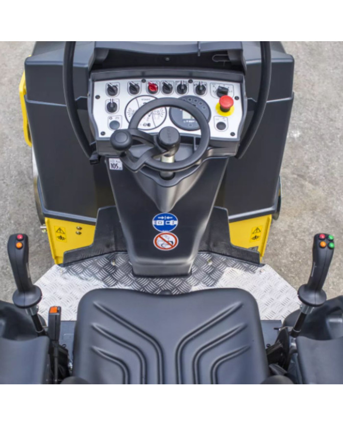 Zemný valec Bomag BW 138 AC-5 Bomag - Technické údaje:  Chladenie:     Frekvencia:50/56 Hz Palivo: DieselMotor:Kubota V 2403 Sta