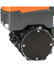 Walec okołkowany Husqvarna LP 9505 Husqvarna Construction - Dane techniczne:  Silnik: Kubota D1105 Prędkość robocza: 22.5 m/min 