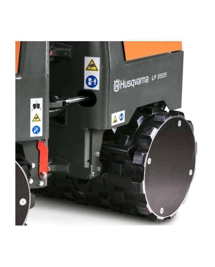 Walec okołkowany Husqvarna LP 9505 Husqvarna Construction - Dane techniczne:  Silnik: Kubota D1105 Prędkość robocza: 22.5 m/min 