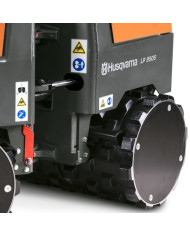 Walec okołkowany Husqvarna LP 9505 Husqvarna Construction - Dane techniczne:  Silnik: Kubota D1105 Prędkość robocza: 22.5 m/min 