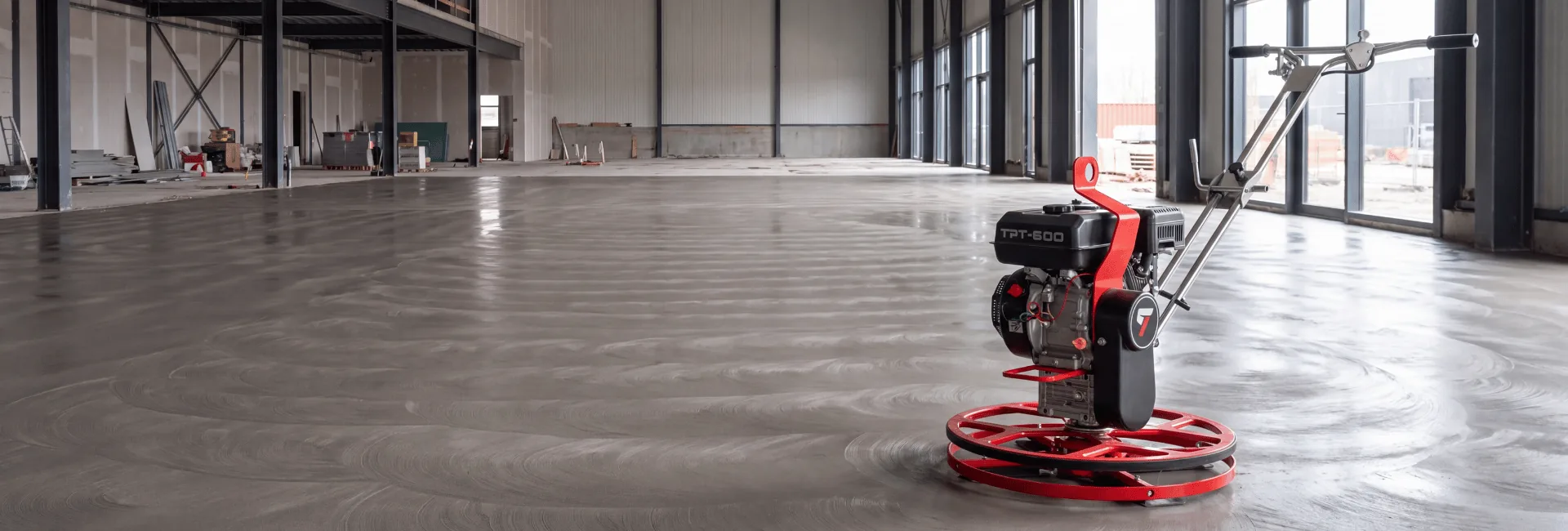Zacieraczka spalinowa Toolsa TPT-600 na świeżo zatartej posadzce w hali